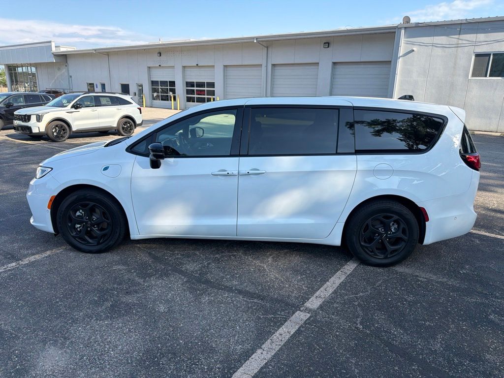 Bright White Clearcoat 2023 Chrysler Pacifica Hybrid Limited FWD Minivan Front-Wheel Drive Continuously Variable Transmission