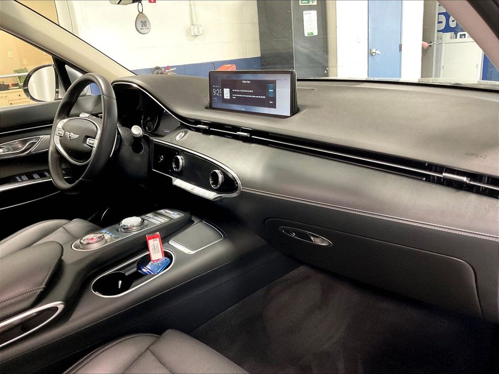 2025 Genesis GV70 — photo 14