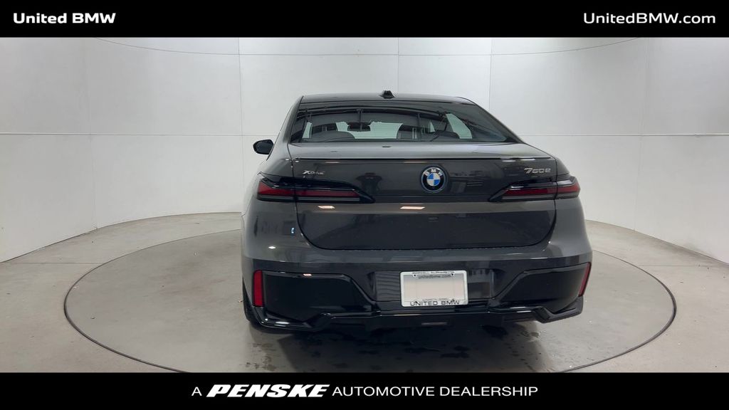 Thumbnail: 2026 BMW 7 Series - 7