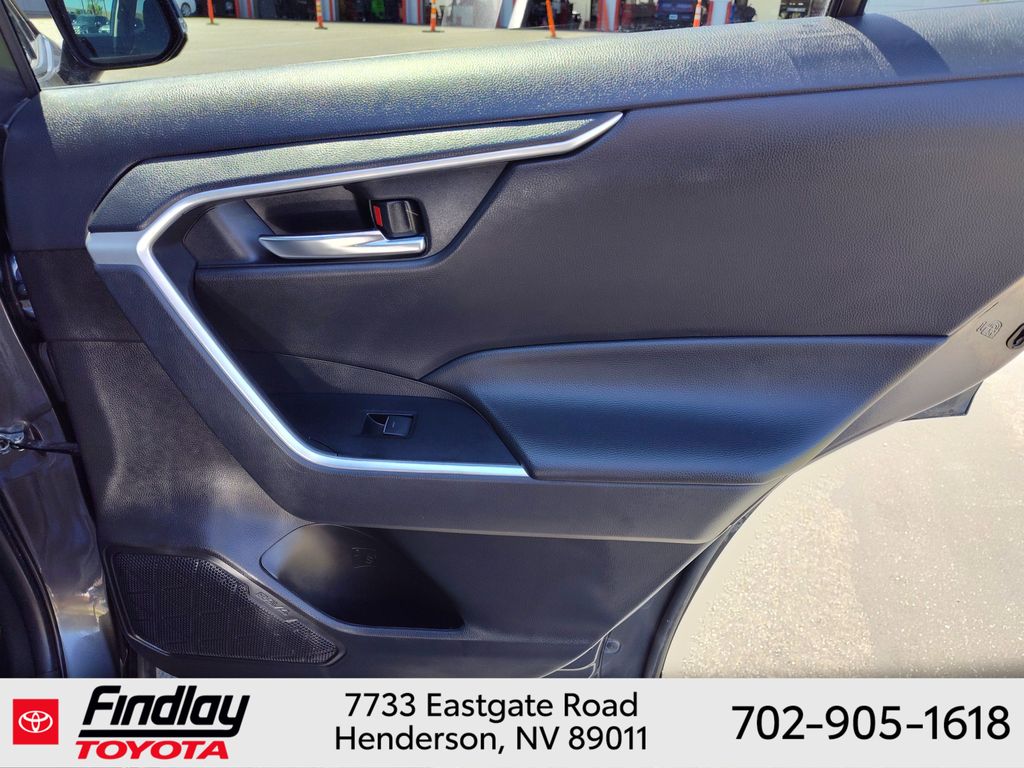 2024 Toyota RAV4 XLE - Photo 17