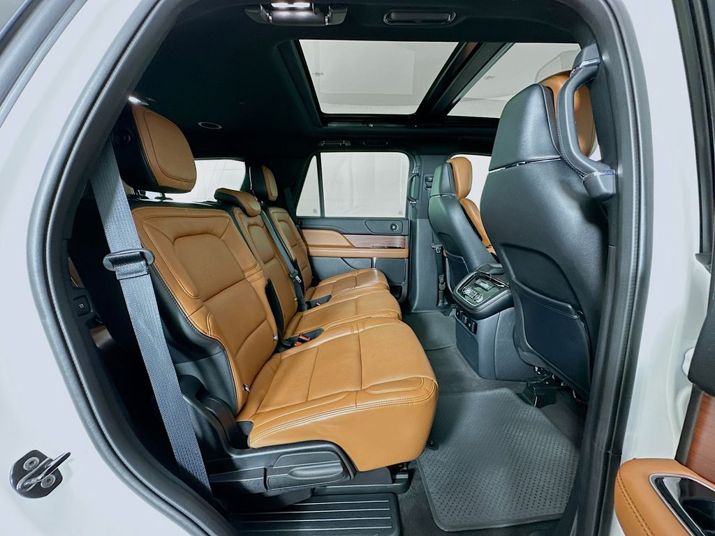 Thumbnail: 2020 Lincoln Navigator - 31
