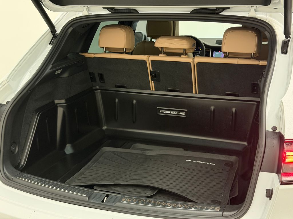 Thumbnail: 2023 Porsche Macan - 24