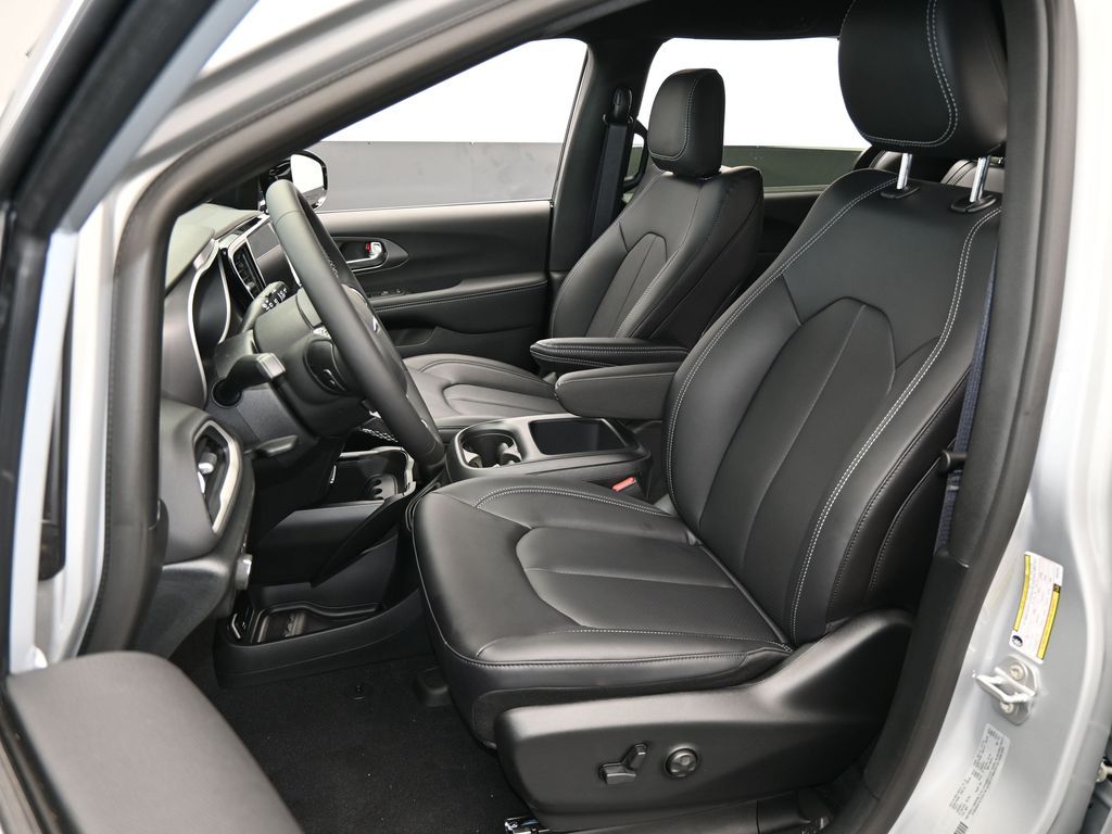 New 2026 Silver Mist Clearcoat Chrysler LX image 26