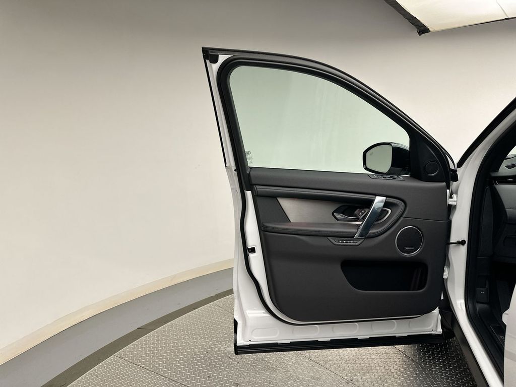 Thumbnail: 2025 Land Rover Discovery Sport - 6