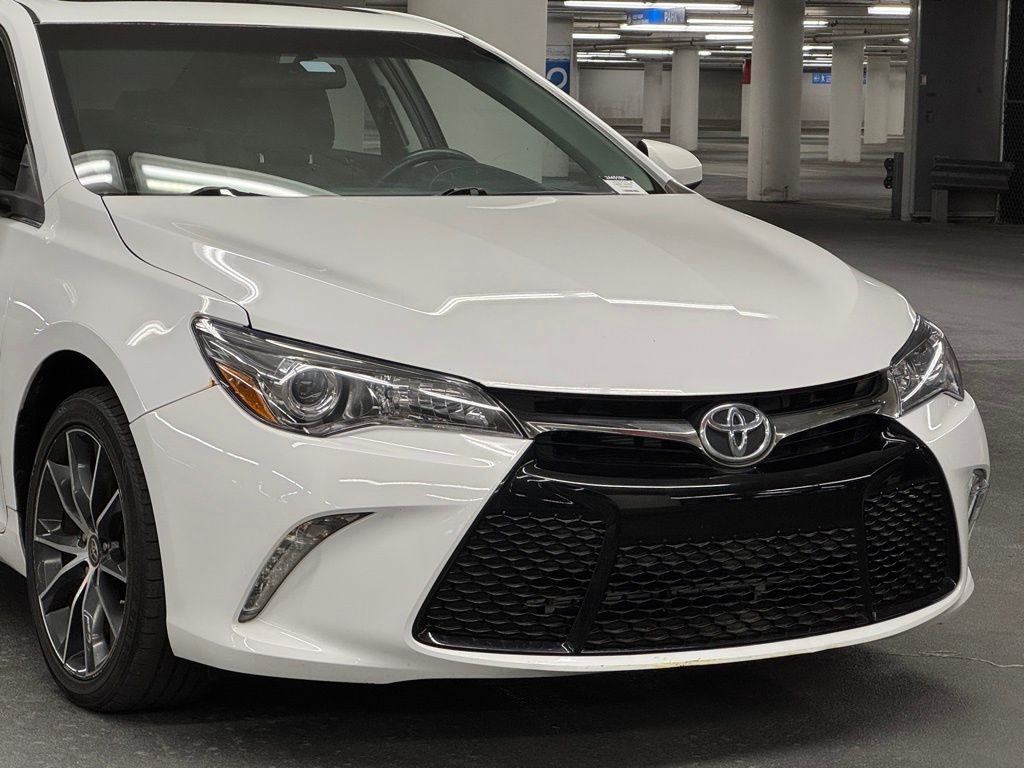 2016 Toyota Camry XSE 38