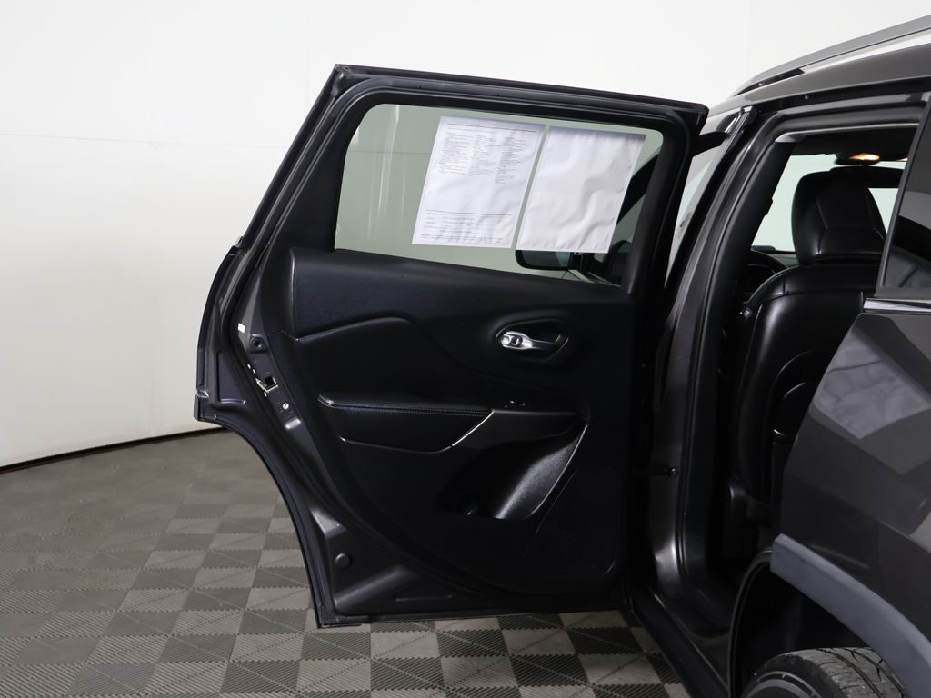 Used 2019 Gray Jeep Latitude Plus image 18