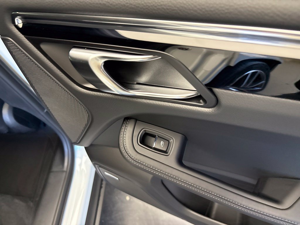 Thumbnail: 2026 Porsche Macan - 27