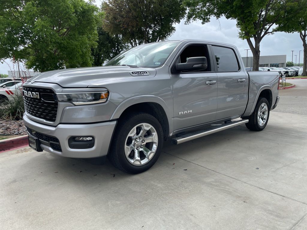 2025 RAM 1500 Big Horn Crew Cab 4WD Plata (Billet Silver Metallic Clearcoat) Camioneta Todo terreno 8 velocidades Automática