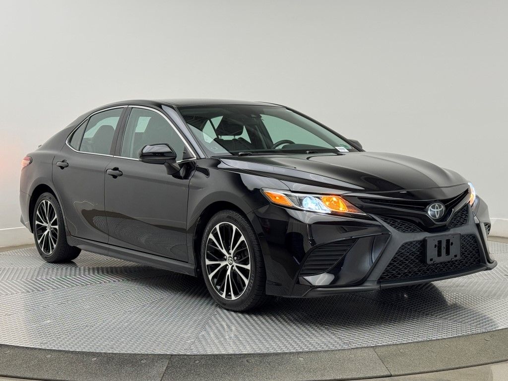 2019 Toyota Camry SE 2