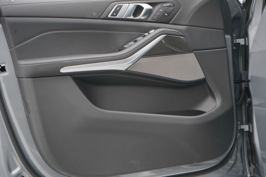 2025 BMW X7 M60i 9
