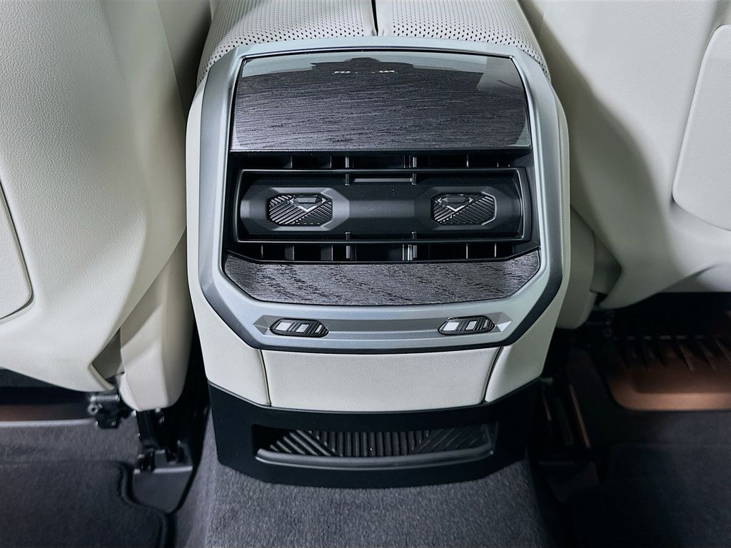 Thumbnail: 2026 BMW 7 Series - 18