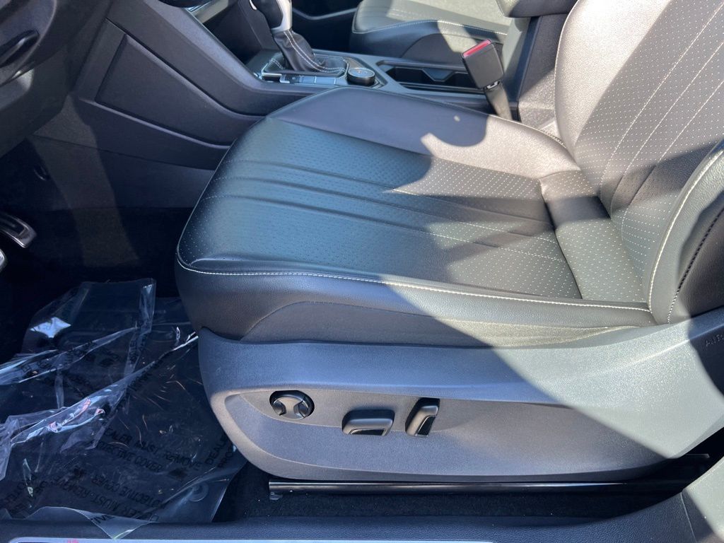 Thumbnail: 2022 Volkswagen Tiguan - 15