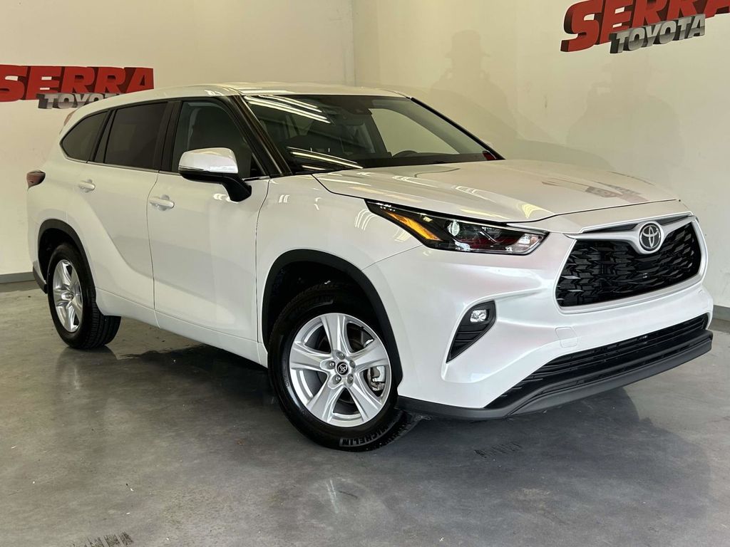 White (Wind Chill Pearl) 2025 Toyota Highlander SUV / Crossover Front-Wheel Drive 8-Speed Automatic
