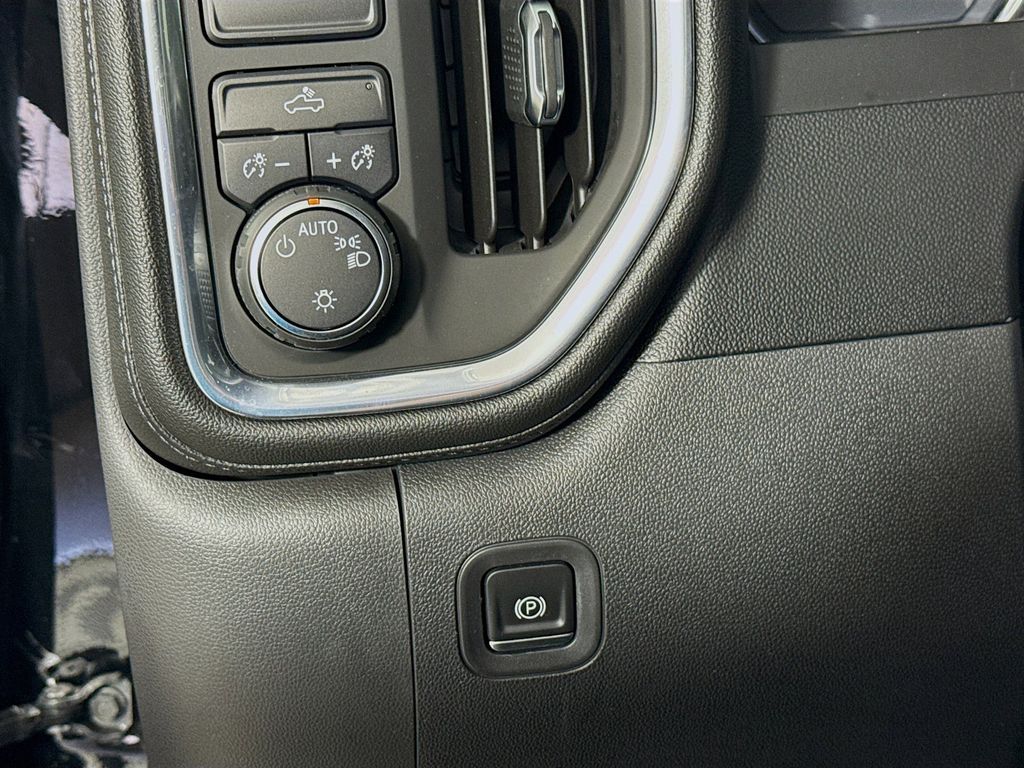 Thumbnail: 2021 Chevrolet Silverado 1500 - 10