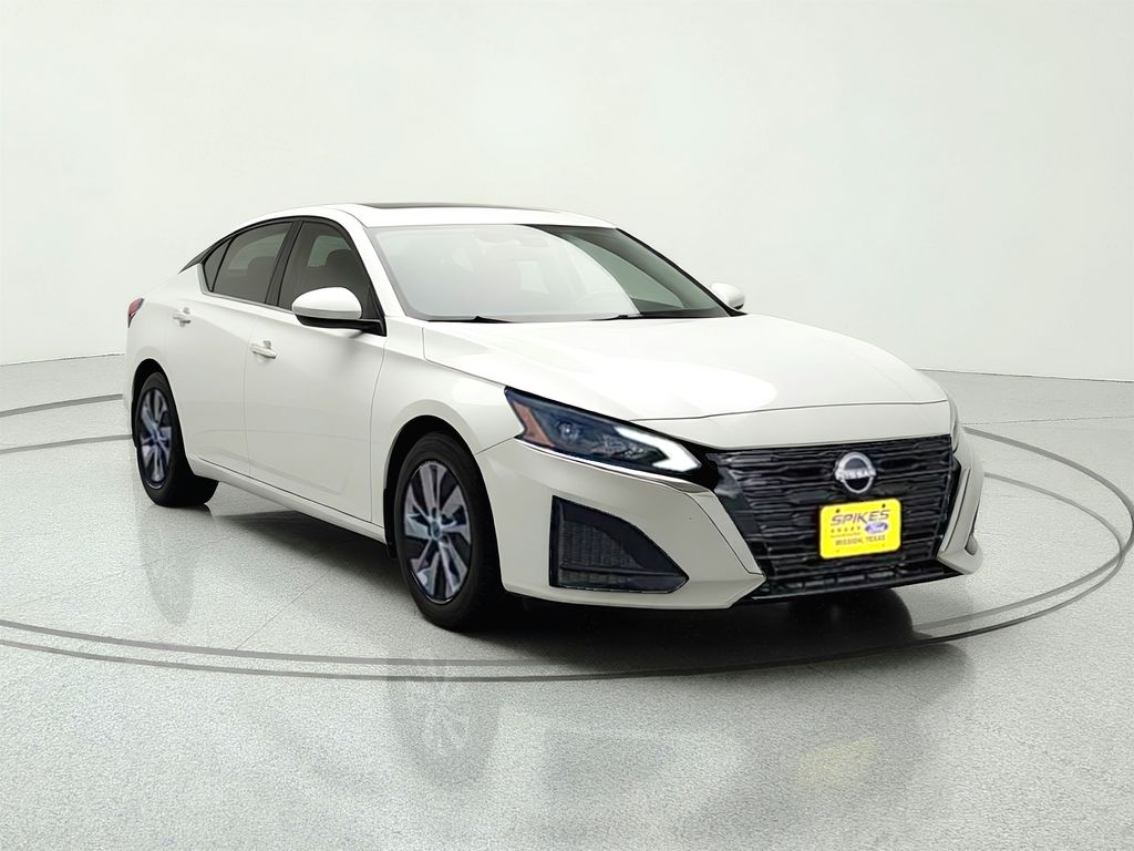Glacier White 2023 Nissan Altima Sedan Front-Wheel Drive Continuously Variable Transmission