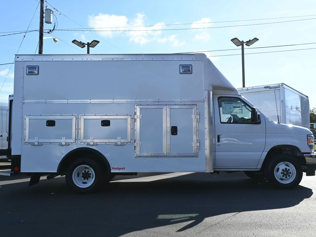 2025 Ford E-Series E-450 SD
