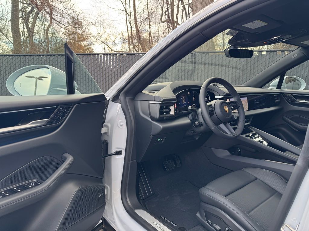2025 Porsche Macan T 4