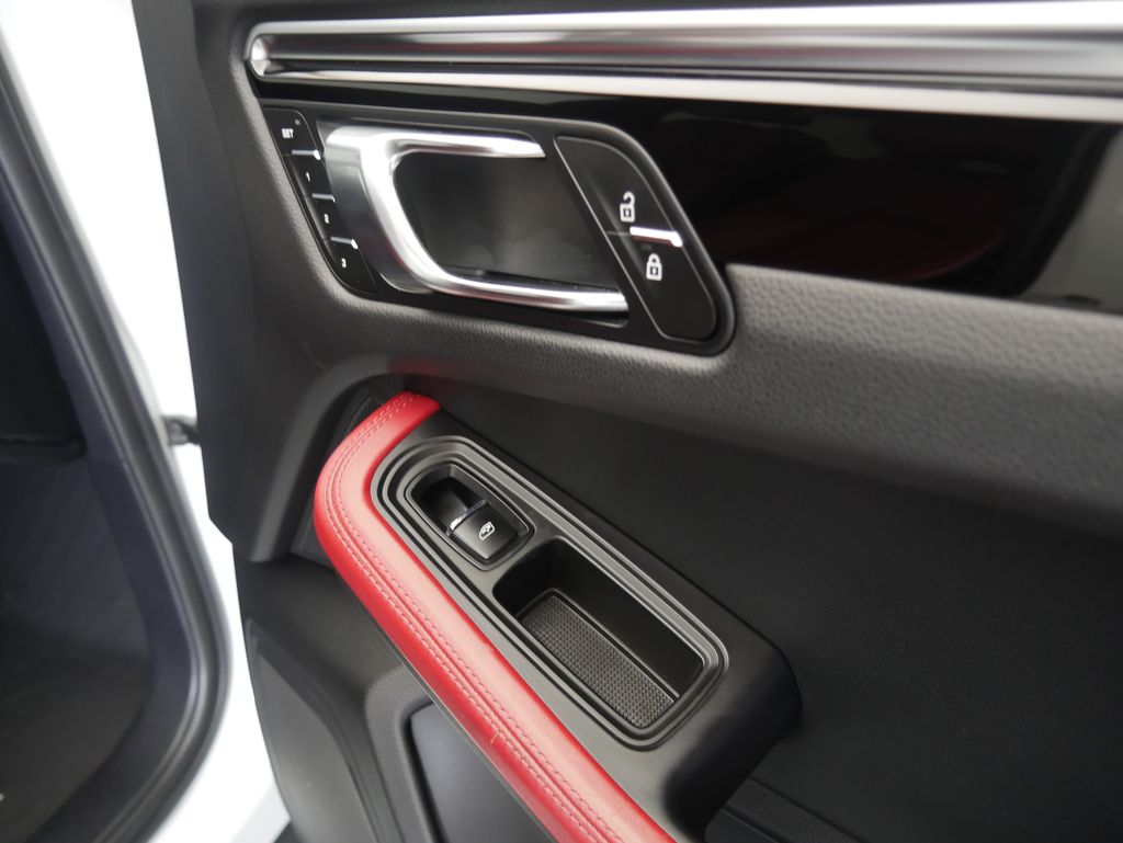 Thumbnail: 2023 Porsche Macan - 23