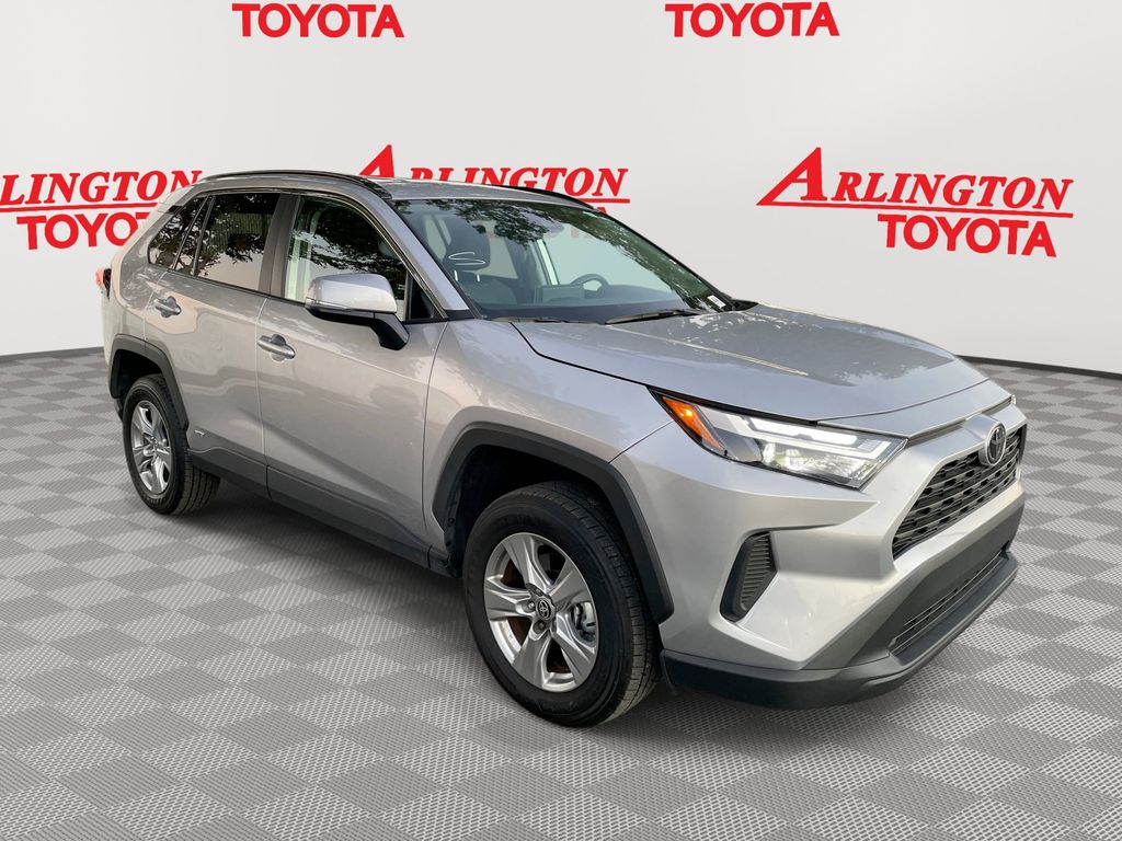 2025 Toyota RAV4 XLE's photo
