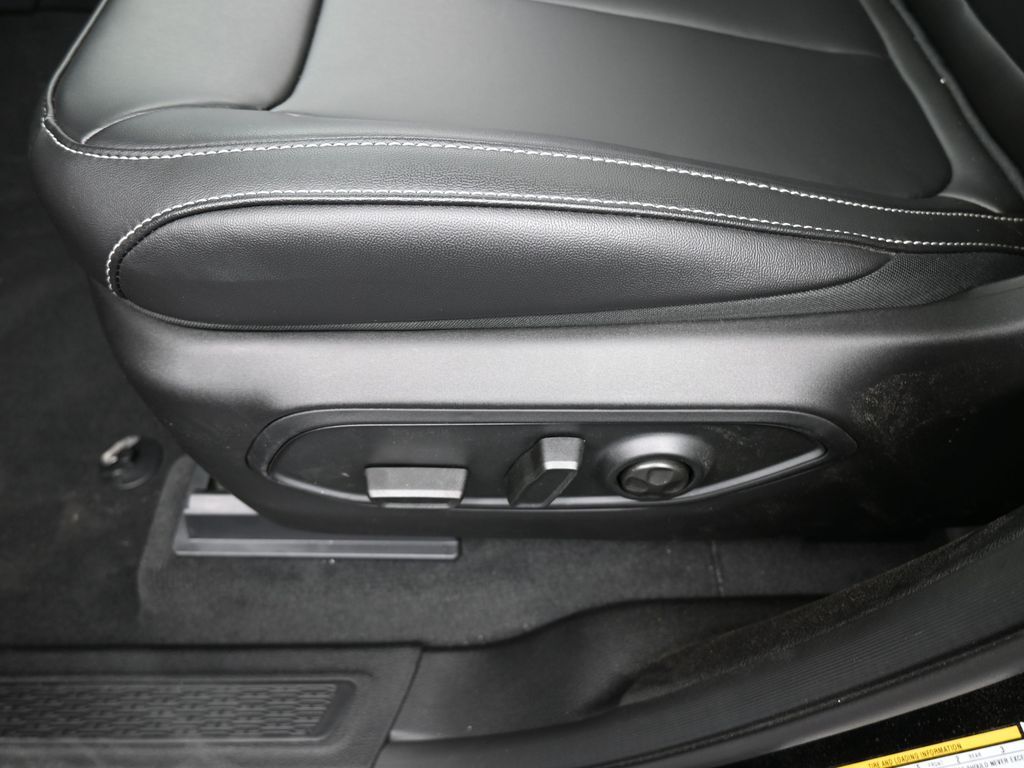 New 2025 Diamond Black Crystal Pearlcoat Jeep Limited image 16