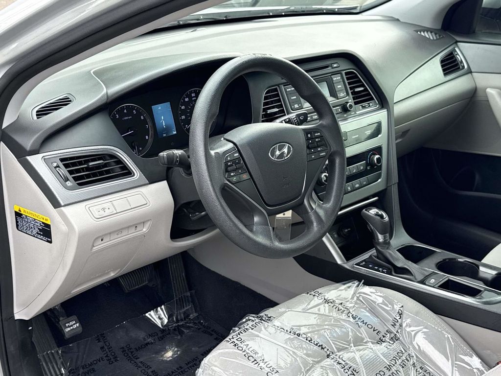 Used 2015 Silver Hyundai SE image 2