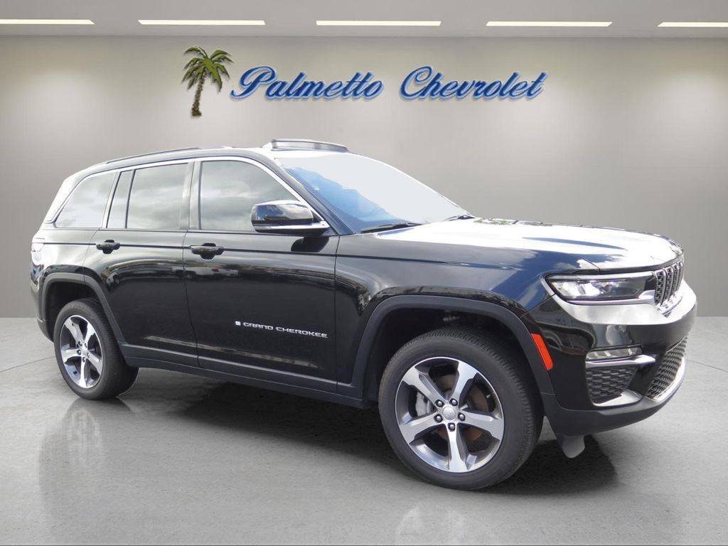 Diamond Black Crystal Pearlcoat 2024 Jeep Grand Cherokee SUV / Crossover Four-Wheel Drive 8-Speed Automatic