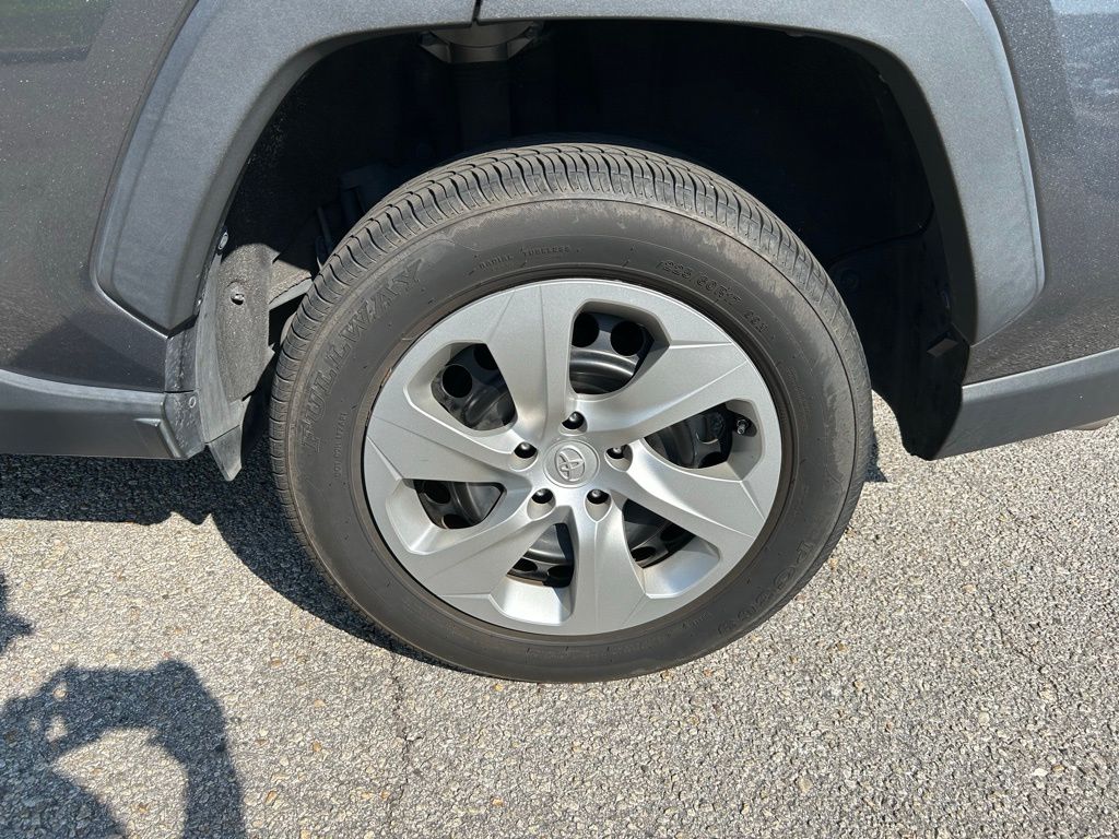 2021 Toyota RAV4 LE 9