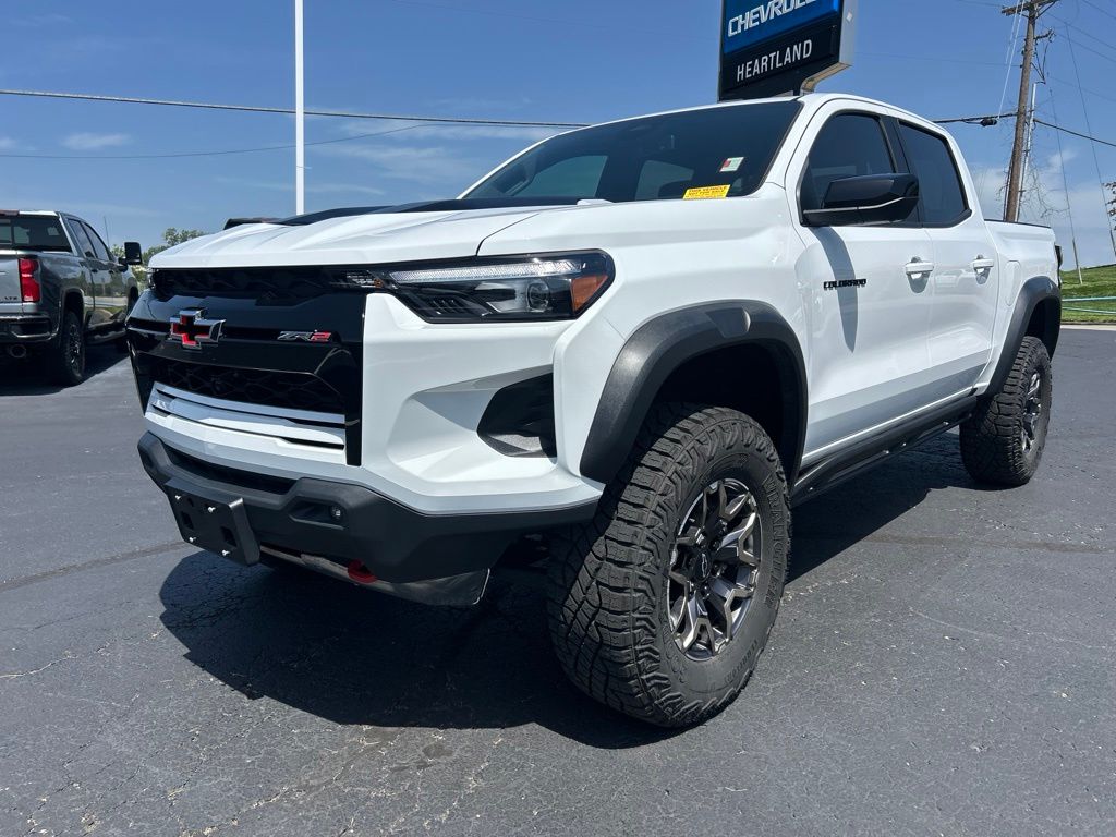 Summit White 2025 Chevrolet Colorado Pickup Truck Four-Wheel Drive 8-Speed Automatic