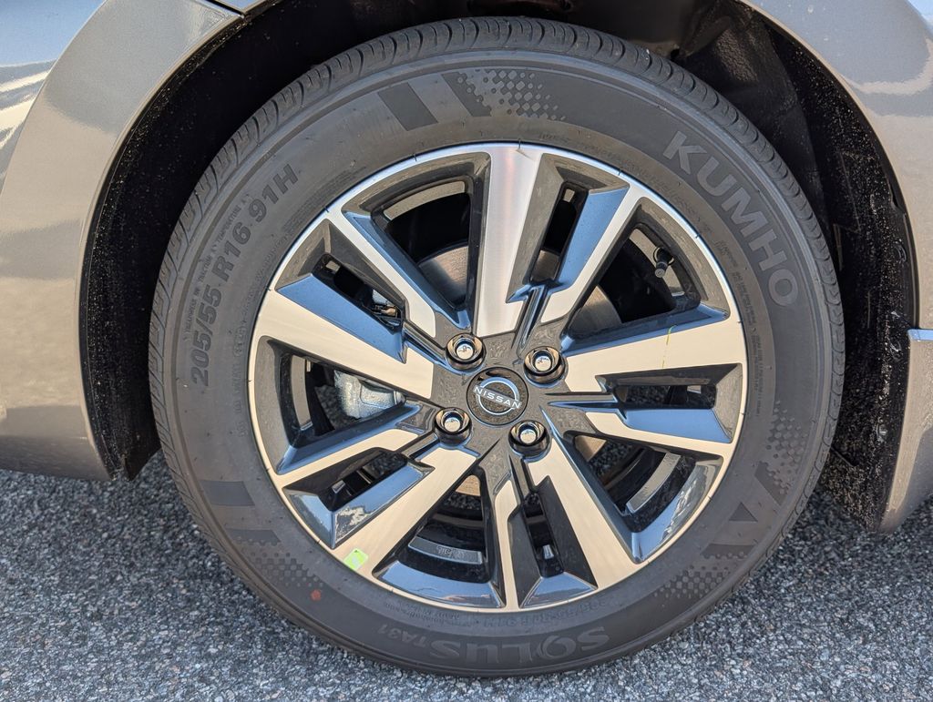 New 2025 Nissan Versa Sedan