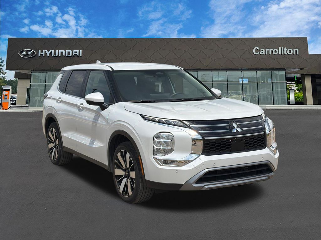 Used 2025 White Mitsubishi SE image 3