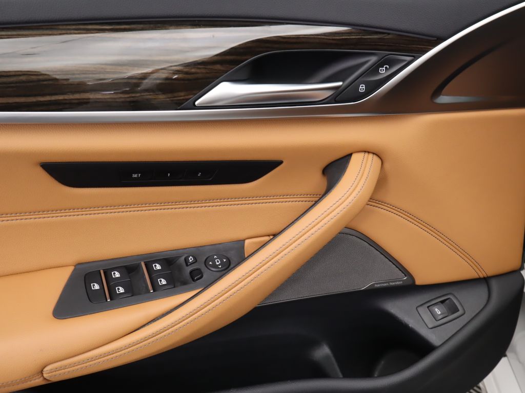 Thumbnail: 2022 BMW 5 Series - 24