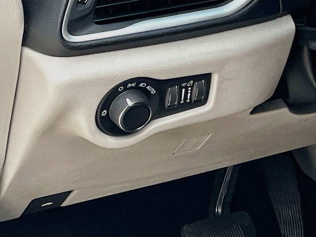 Used 2019 Silver Chrysler LX image 10