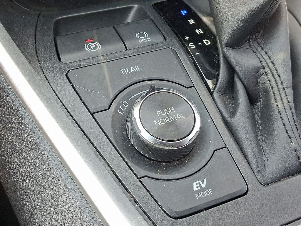 2021 Toyota RAV4 XLE 27