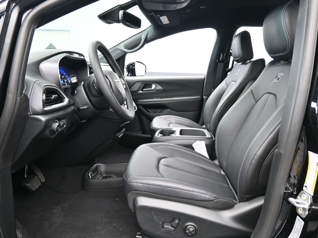 New 2026 Diamond Black Crystal Pearlcoat Chrysler Select image 12