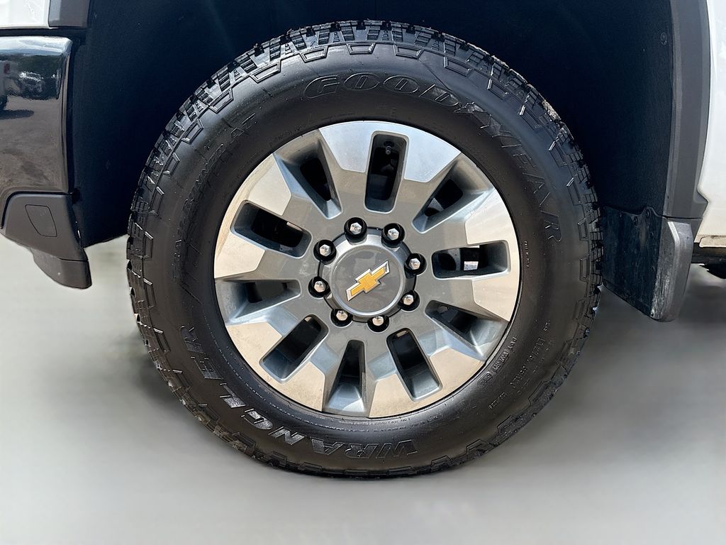 Used 2025 White Chevrolet Custom image 29