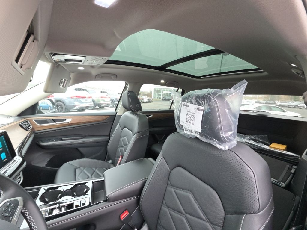 2026 Volkswagen Atlas 2.0T SE w/Technology Green at Sutliff Volkswagen