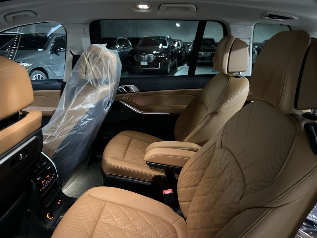 Thumbnail: 2026 BMW X7 - 23