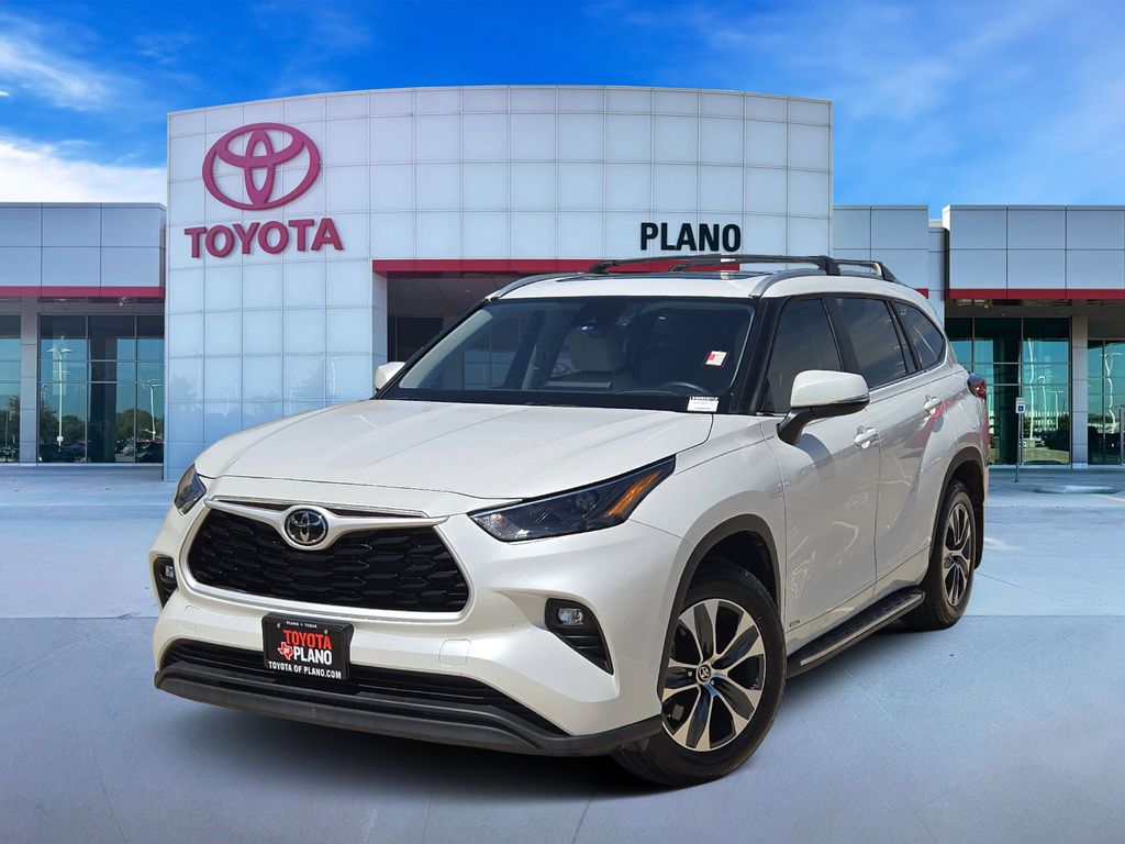 White (Wind Chill Pearl) 2025 Toyota Highlander Hybrid XLE AWD SUV / Crossover All-Wheel Drive Continuously Variable Transmission
