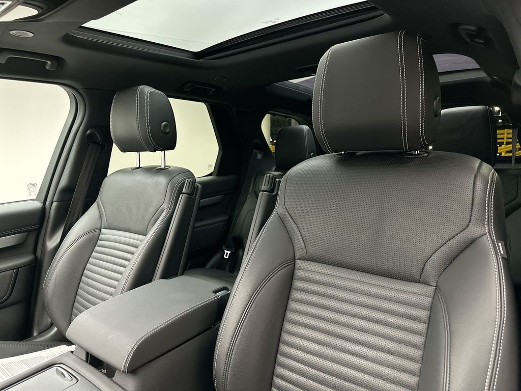 2023 Land Rover Discovery R-Dynamic S 12