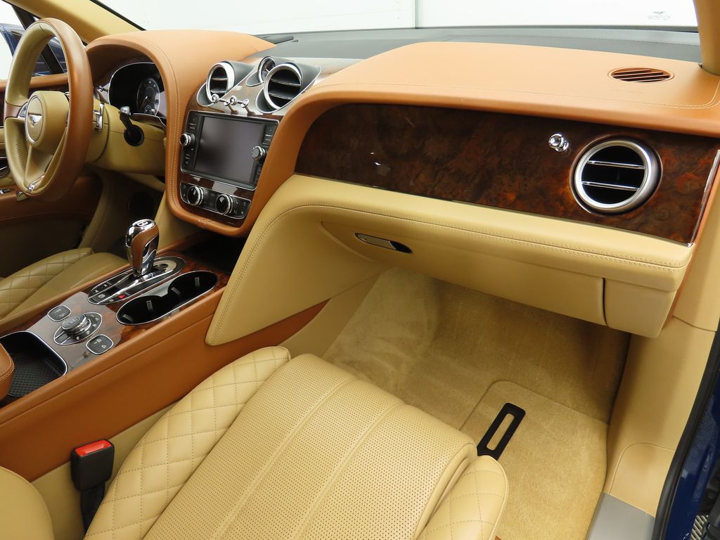 Thumbnail: 2018 Bentley Bentayga - 17