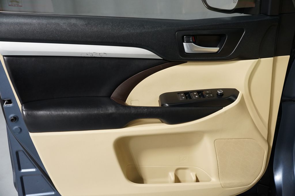 Thumbnail: 2019 Toyota Highlander - 30