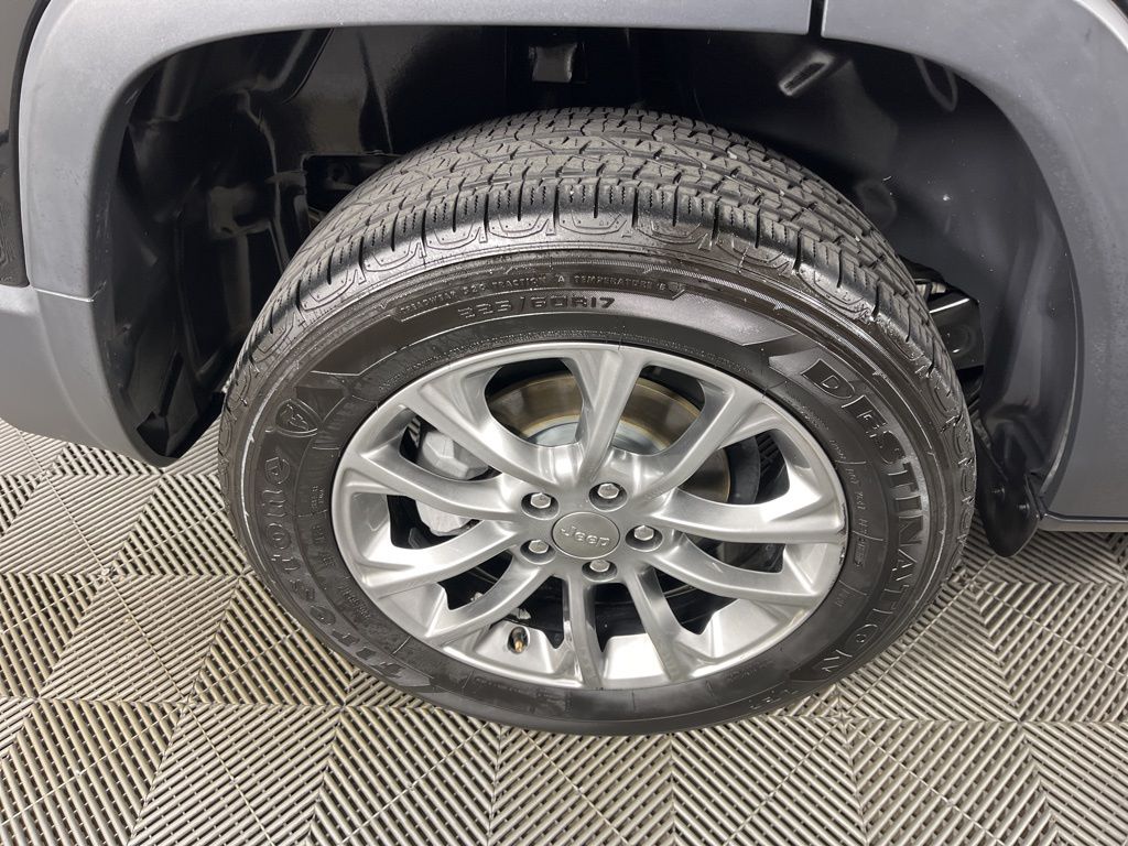Thumbnail: 2019 Jeep Cherokee - 16