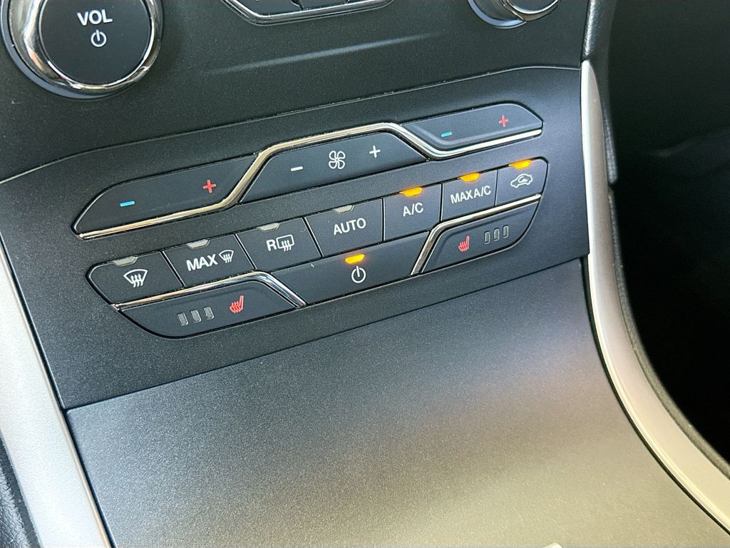 2019 Ford Edge SEL - Photo 16