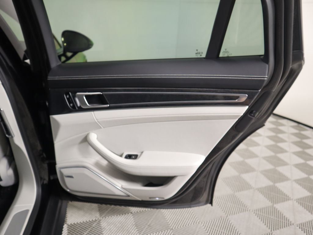 Thumbnail: 2019 Porsche Panamera - 28