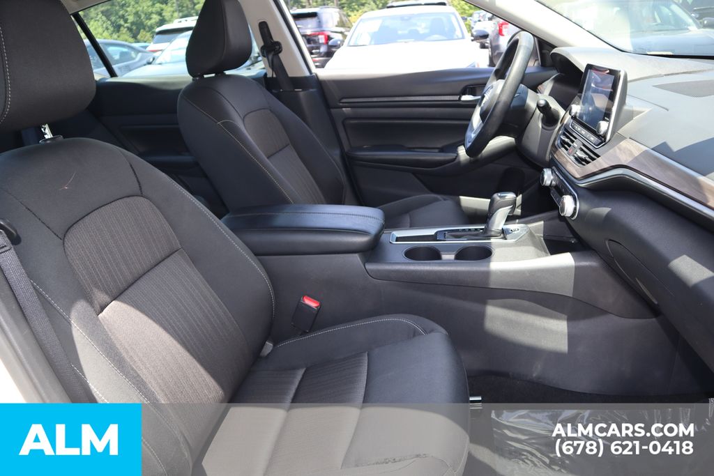 Used 2025 White Nissan 2.5 SV image 25