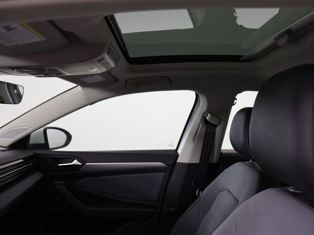 2025 Volkswagen Jetta SE - Photo 12