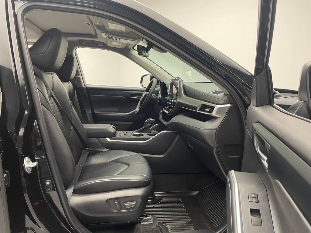 Thumbnail: 2024 Toyota Highlander - 17