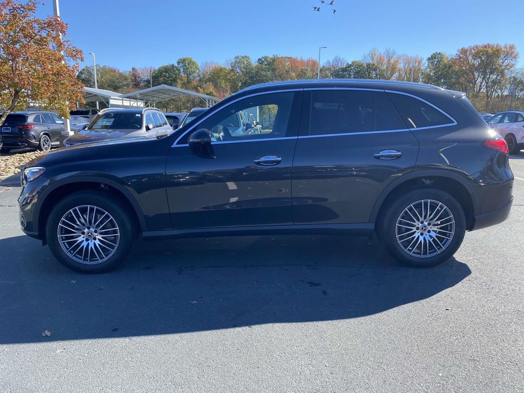 2025 Mercedes-Benz GLC 300 8