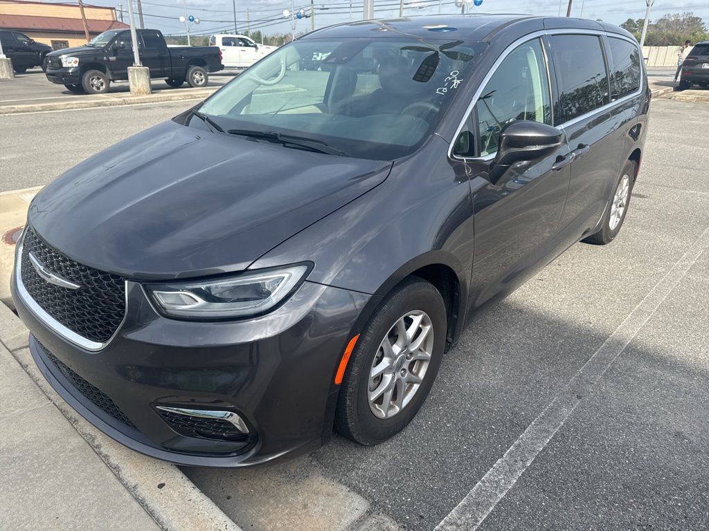 2023 Chrysler Pacifica Touring L's photo
