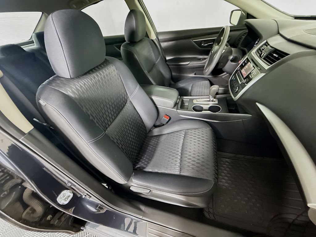 Thumbnail: 2017 Nissan Altima - 25